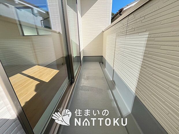 【バルコニー】奥行きが広く、洗濯物をゆったりと干せる十分な広さで、家族の洗濯も捗ります。