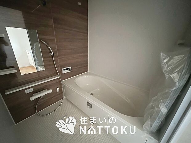 【現地写真(浴室)】浴室暖房乾燥機付き。1坪タイプで広々です。