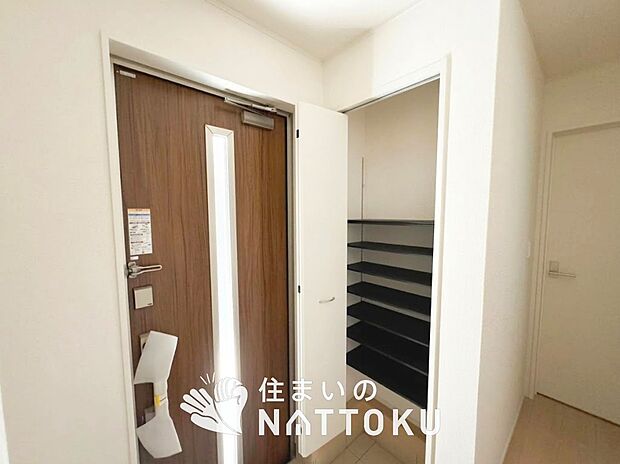 【現地写真(玄関)】玄関には、大型のシューズ収納を設置しています。