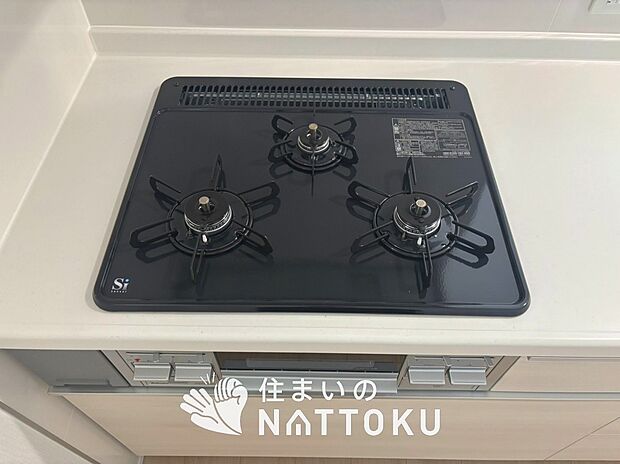 【ビルトインコンロ】フラットな構造で清掃性が高く、過熱防止センサー付３口タイプで日頃の家事も快適です。