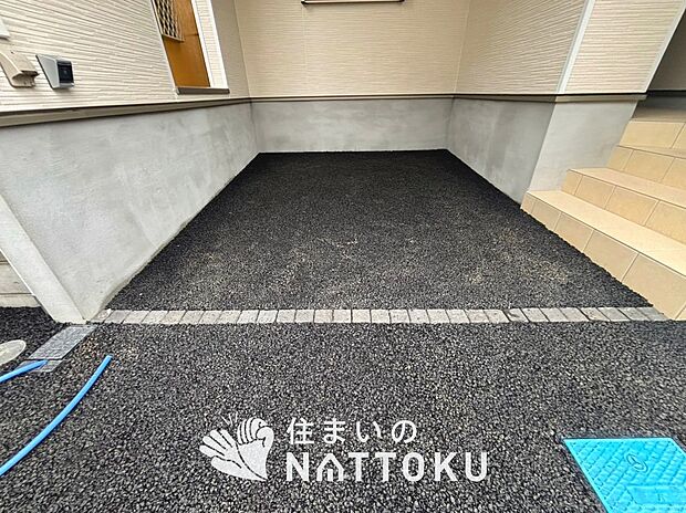 【現地写真（駐車場）】駐車スペースが広く、運転が苦手な方も安心です。