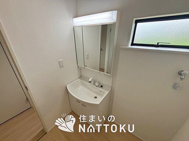 【洗面台・洗面所】鏡の両サイドは、必要なものを取出しやすく、大きな鏡面で朝の準備も快適。
使いやすいリフトアップ機能付きのシングルレバーシャワー水栓付です。