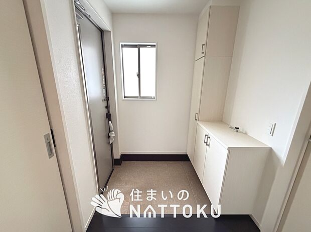 【現地写真(玄関)】玄関には、大型のシューズ収納を設置しています。