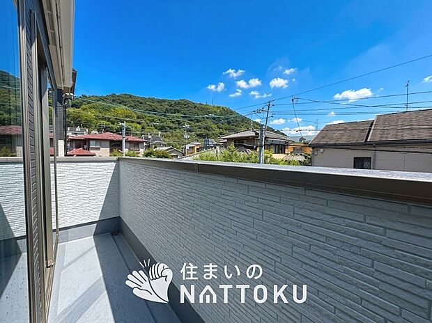 【バルコニー】奥行きが広く、洗濯物をゆったりと干せる十分な広さで、家族の洗濯も捗ります。
