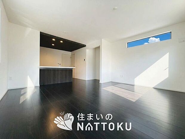 【現地写真(リビング)】フローリング材には、木目、色調など木材特有の風合いがあり、ナチュラルな美しさになっています。