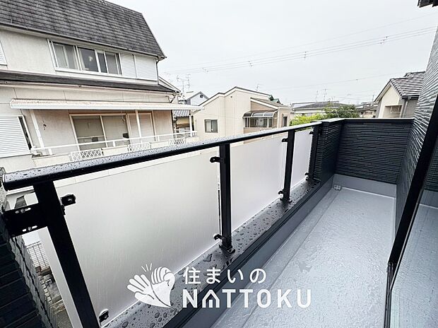 【バルコニー】奥行きが広く、洗濯物をゆったりと干せる十分な広さで、家族の洗濯も捗ります。