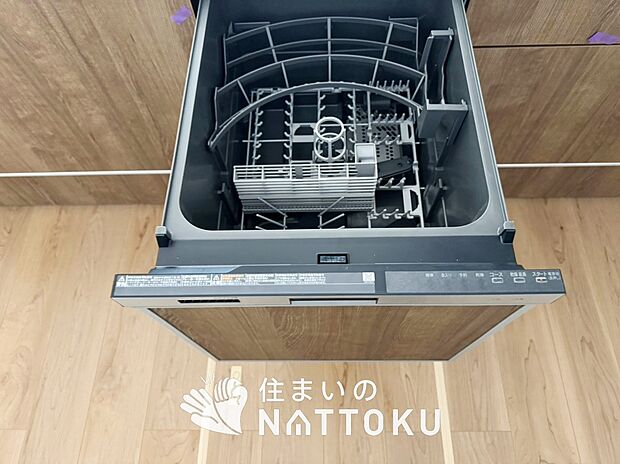 【食器洗い乾燥機】食後の時間にゆとりを与えてくれる食器洗い乾燥機。
操作ボタンも上面にあるので、腰をかがめずに操作ができラクラクです。