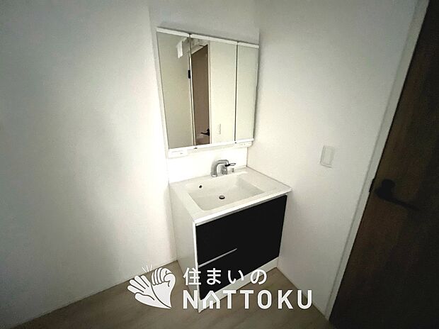 【洗面台・洗面所】鏡の両サイドは、必要なものを取出しやすく、大きな鏡面で朝の準備も快適。
使いやすいリフトアップ機能付きのシングルレバーシャワー水栓付です。