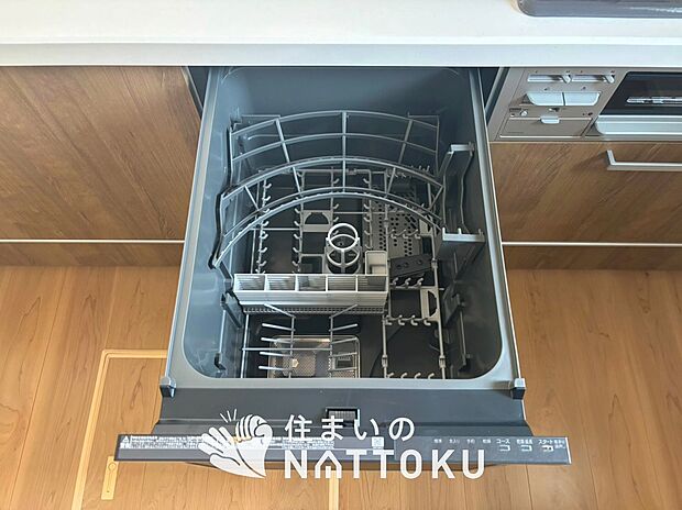 【食器洗い乾燥機】食後の時間にゆとりを与えてくれる食器洗い乾燥機。
操作ボタンも上面にあるので、腰をかがめずに操作ができラクラクです。
