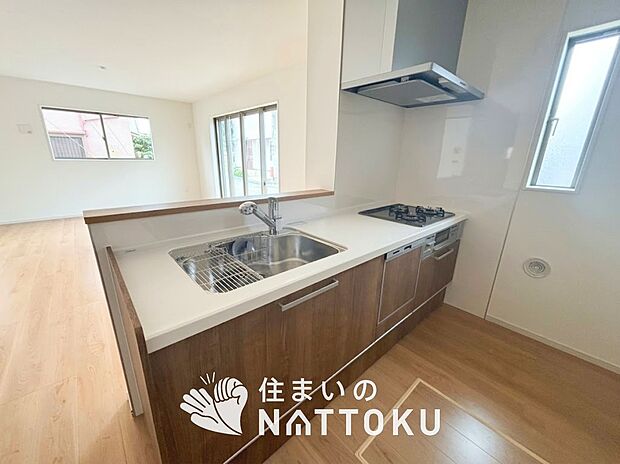 【現地写真(キッチン)】収納たっぷりのシステムキッチン、浄水器付水栓を標準装備しています。