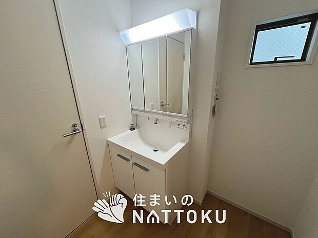 【洗面台・洗面所】鏡の両サイドは、必要なものを取出しやすく、大きな鏡面で朝の準備も快適。
使いやすいリフトアップ機能付きのシングルレバーシャワー水栓付です。