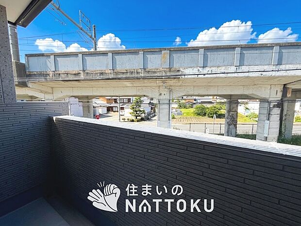 【バルコニー】奥行きが広く、洗濯物をゆったりと干せる十分な広さで、家族の洗濯も捗ります。
