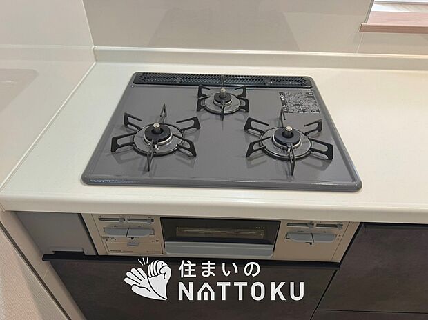 【ビルトインコンロ】フラットな構造で清掃性が高く、過熱防止センサー付3口タイプで日頃の家事も快適です。