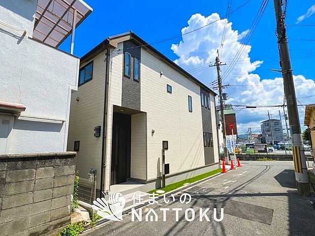 【現地写真(前道含む外観)】軽くて火災に強い屋根材を採用し、地震時の建物への負担や揺れを軽減しています。
