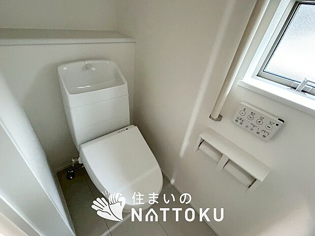 【トイレ】汚れてもサッとひと拭きでお手入れ簡単、エコ仕様の温水洗浄便座付きのトイレです。
バリアフリーにも配慮しています。