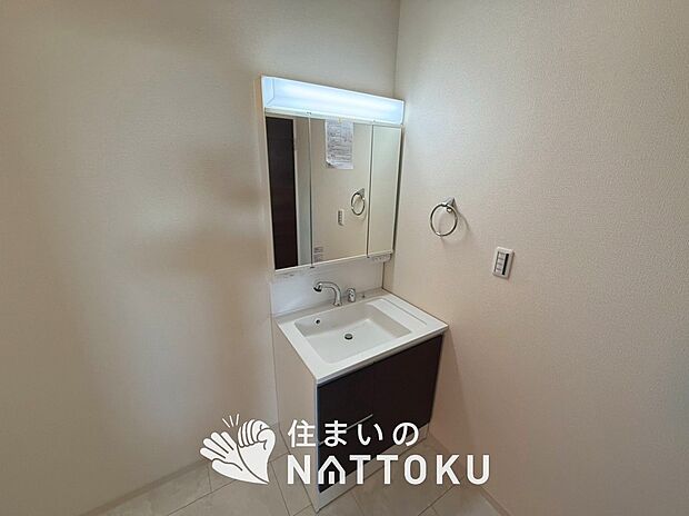 【洗面台・洗面所】鏡の両サイドは、必要なものを取出しやすく、大きな鏡面で朝の準備も快適。
使いやすいリフトアップ機能付きのシングルレバーシャワー水栓付です。

