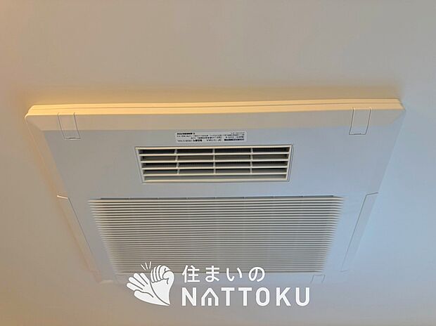 【電気式浴室暖房換気乾燥機】寒い冬場はあたたかく、暑い夏場は扇風機のような心地よさです。
雨の日は、浴室が衣類乾燥スペースになります。
