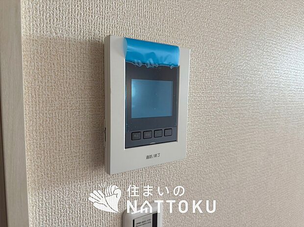 【TVモニター付インターホン】録画機能付きで、自動録画のほか、手動録画もできます。
受話、呼出音量の調整、明るさ調整が可能です。また、来訪者をズーム機能でズームアップして確認できます。
