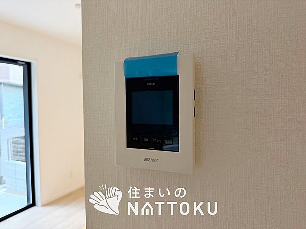 【カラーテレビドアホン】くっきり見やすいカラーモニターです。
夜でも来客者が見やすいLED照明付きです。