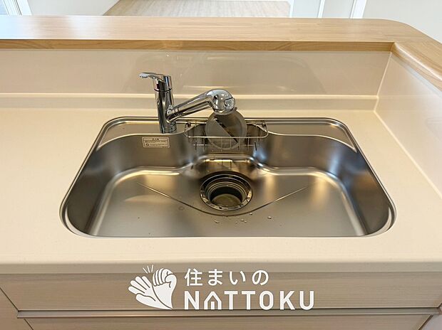 【浄水器内臓ハンドシャワー付シンク】広々とした凸型シンクに洗剤ポケットを標準装備。すっきり収納できます。
また、蛇口の先端に浄水器を内蔵しているため場所をとりません。