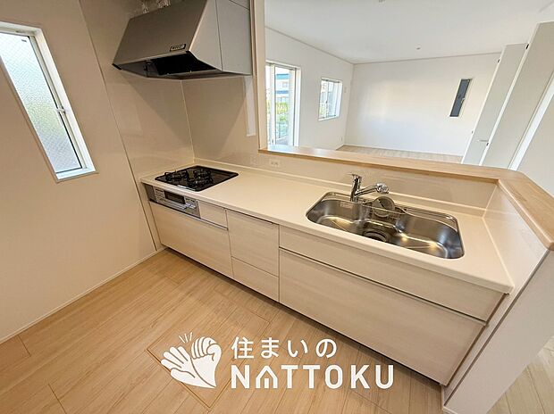 【現地写真(キッチン)】収納たっぷりのシステムキッチン、浄水器付水栓を標準装備しています。