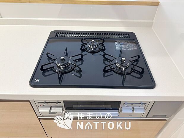 【ビルトインコンロ】フラットな構造で清掃性が高く、過熱防止センサー付3口タイプで日頃の家事も快適です。