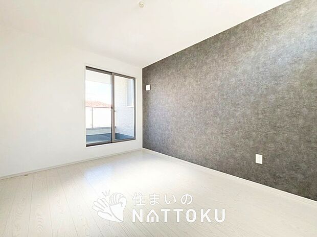 【現地写真（寝室）】木目の美しさを際立たせるシンプルデザインの建具を使用しています。