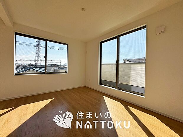 【現地写真(寝室)】木目の美しさを際立たせるシンプルデザインの建具を使用しています。