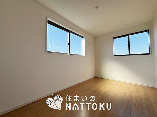 【現地写真(洋室)】木目の美しさを際立たせるシンプルデザインの建具を使用しています。