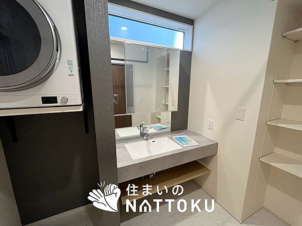 【洗面台・洗面所】鏡の両サイドは、必要なものを取出しやすく、大きな鏡面で朝の準備も快適。
使いやすいリフトアップ機能付きのシングルレバーシャワー水栓付です。