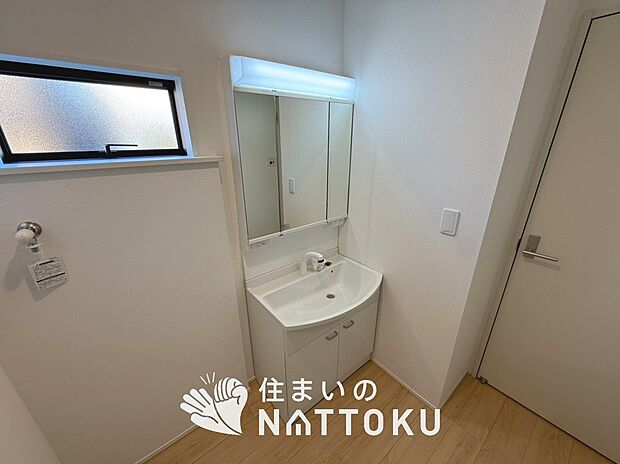 【洗面台・洗面所】鏡の両サイドは、必要なものを取出しやすく、大きな鏡面で朝の準備も快適。
使いやすいリフトアップ機能付きのシングルレバーシャワー水栓付です。
