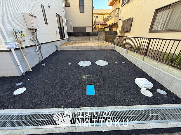 【現地写真（駐車場）】駐車スペースが広く、運転が苦手な方も安心です。