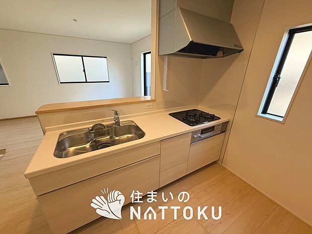 【現地写真（キッチン）】収納たっぷりのシステムキッチン、浄水器付水栓を標準装備しています。