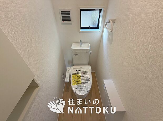 【トイレ】汚れてもサッとひと拭きでお手入れ簡単、エコ仕様の温水洗浄便座付きのトイレです。
バリアフリーにも配慮しています。