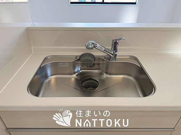 【浄水器内臓ハンドシャワー付シンク】広々とした凸型シンクに洗剤ポケットを標準装備。すっきり収納できます。
また、蛇口の先端に浄水器を内蔵しているため場所をとりません。
