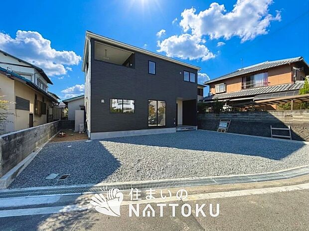 【現地写真（前道含む外観）】健康被害に配慮したもっとも安全性の高い建材を採用し、シックハウス対策をしております。