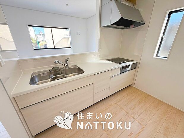 【現地写真（キッチン）】収納たっぷりのシステムキッチン、浄水器付水栓を標準装備しています。