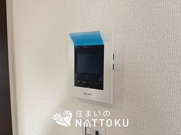 【TVモニター付インターホン】録画機能付きで、自動録画のほか、手動録画もできます。
受話、呼出音量の調整、明るさ調整が可能です。また、来訪者をズーム機能でズームアップして確認できます。