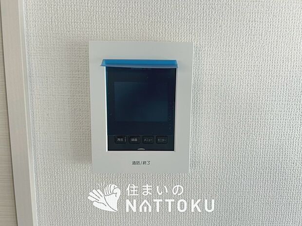【TVモニター付インターホン】来訪者を画像と音声で確認できる、防犯性に優れた安心のシステム。
スッキリしたデザインで、誰でも簡単に操作できます。