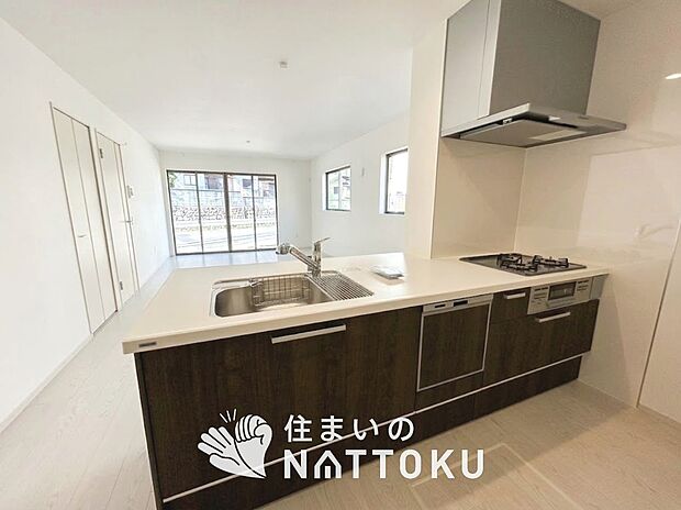 【現地写真(キッチン)】収納たっぷりのシステムキッチン、浄水器付水栓を標準装備しています。