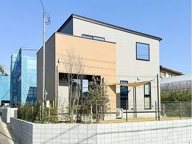 【現地モデルハウス 外観】
現地モデルハウスが完成しました。南西角地で陽あたり良好な邸宅です。
※2025年11月撮影