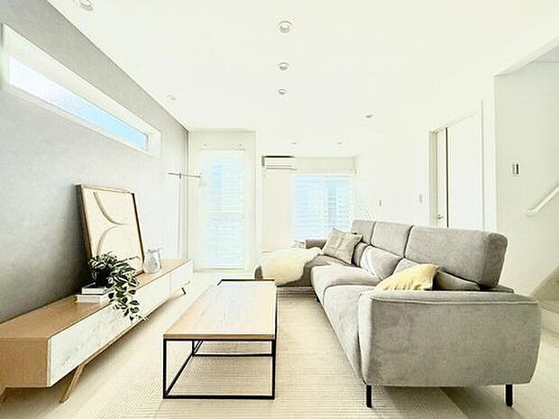 【現地モデルハウス1号棟　リビング】
自然な採光がたくさん入るよう、窓など開口部をたくさん設けて、明るい空間が演出されます。
※2025年12月撮影