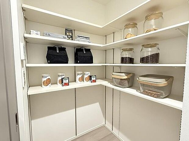 【当社施工モデルハウス　パントリー】
キッチンにはパントリーも導入され、豊富な収納スペースを用意してます。
※画像は当社施工例のため実際とは異なります