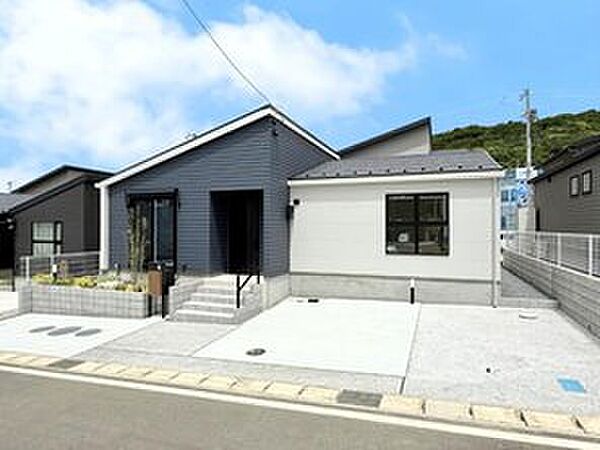 【26号棟（平屋）　外観】
ワンフロアで快適な暮らしができる平屋住まい。子どもや老後も安心なプランです。