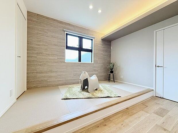 【現地モデルハウス5号棟　小上がりタタミコーナー】
小上がりタタミコーナーをLDK内に設けて、子どものフリースペースとしてご利用できます。