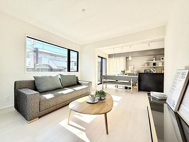 【現地モデルハウス　リビング】
自然な採光がたくさん入るよう、窓など開口部をたくさん設けて、明るい空間が演出されます。