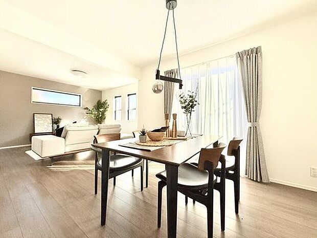 【モデルハウス1号棟　ダイニング】
ダイニングを中心にフロア全体が見渡しやすく、家族を身近に感じられる設計プランです。