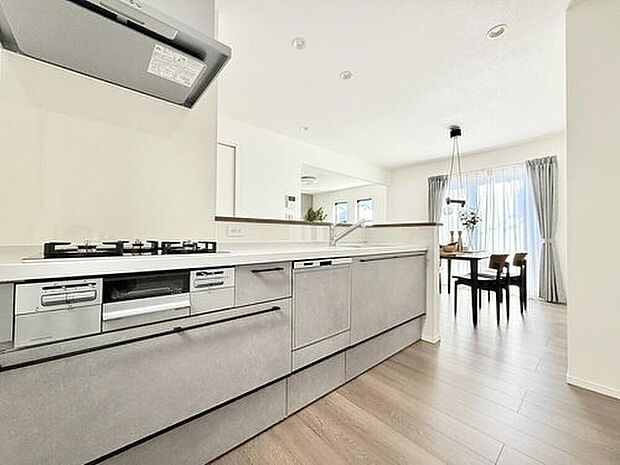 【モデルハウス1号棟　キッチン】
ダイニングとキッチンを隣に配置したプランなので、食事をしながら会話が楽しめる新生活が実現します。