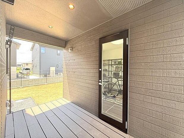 【現地モデルハウス14号棟 ウッドデッキ】
LDKとハナレを繋ぐウッドデッキを標準設置!物干し金具を設置済みなので、洗濯物を乾かせる場所としても活用できます。