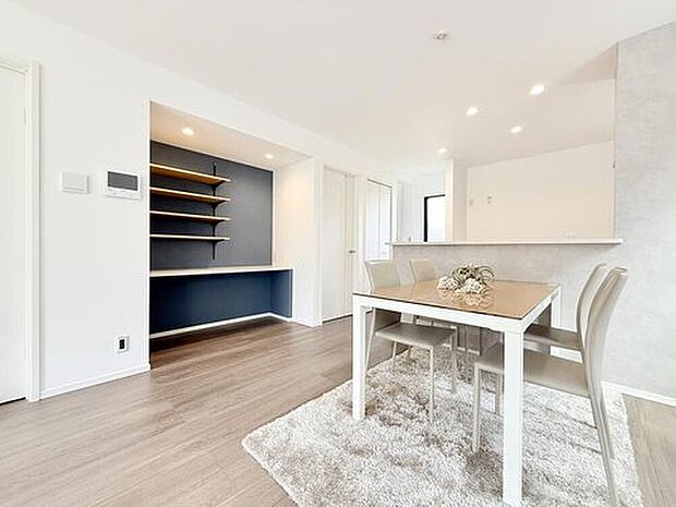 【11号棟　ダイニング】
料理をしながらでも家族と会話が弾む、居心地の良いダイニングキッチン。